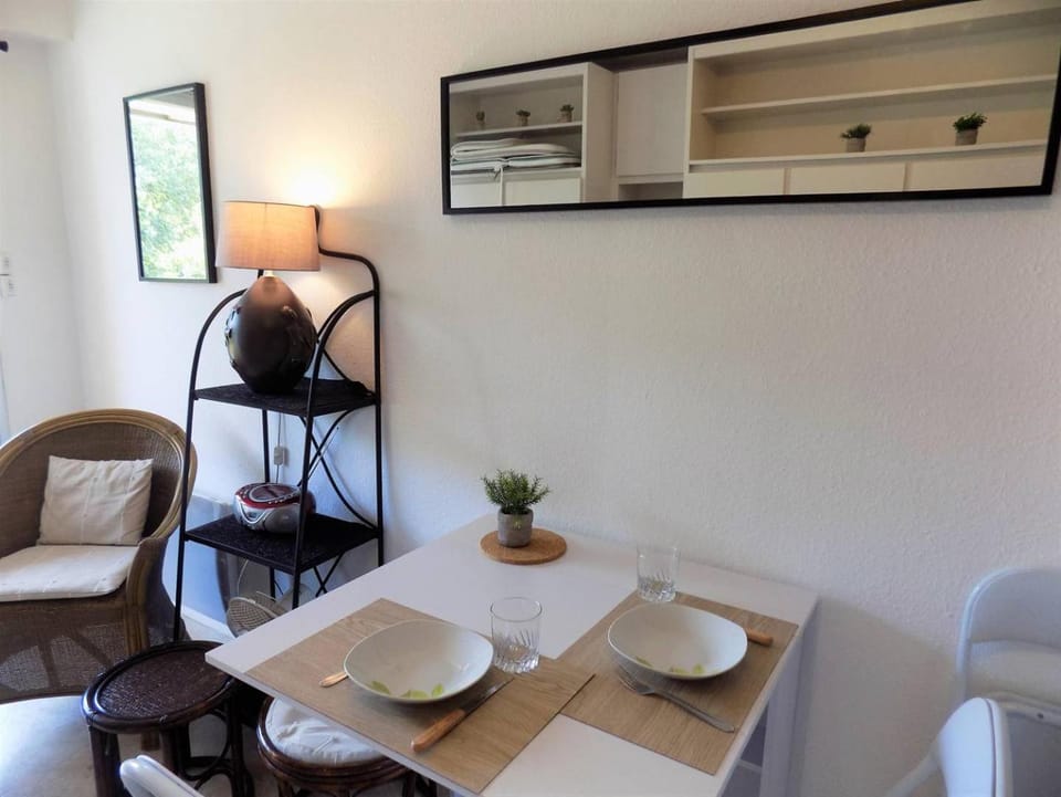 Decorative detail, Seating area, Dining area, hair dresser