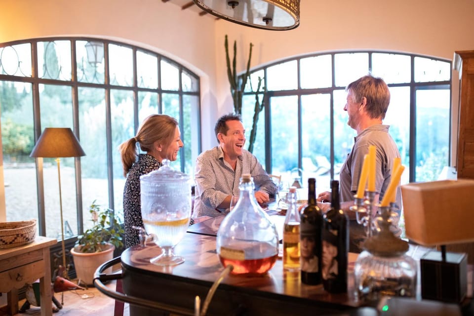 People, Lounge or bar, Food and drinks, Dining area, Drinks, Alcoholic drinks