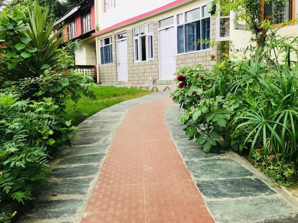 Property building, Facade/entrance, Day, Garden, Garden view