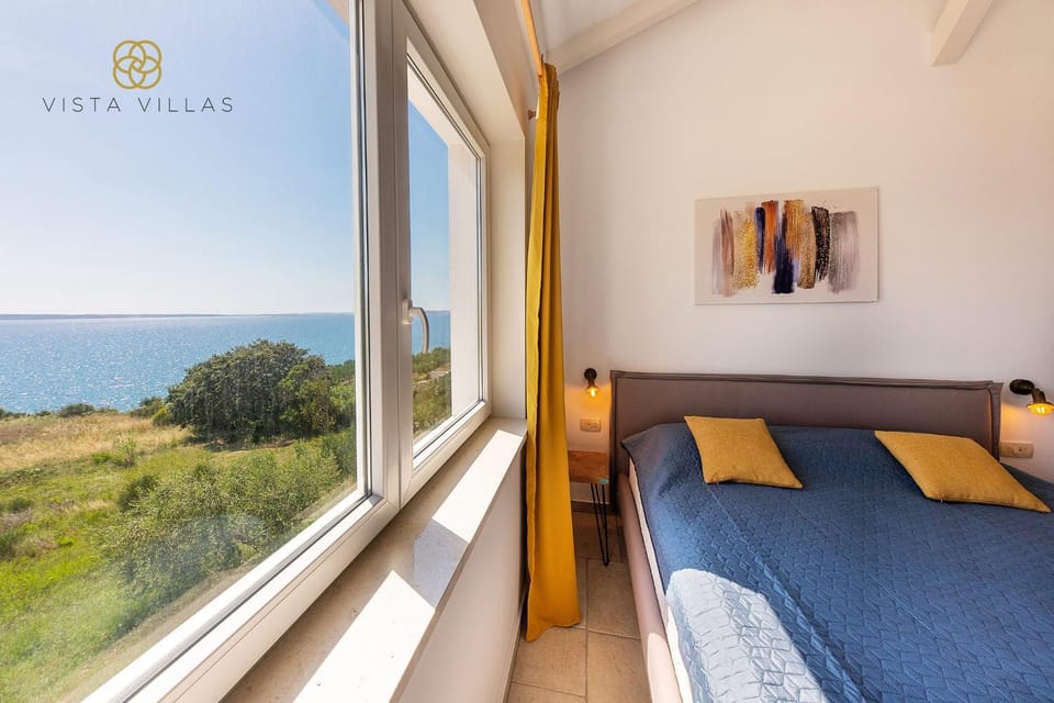 Photo of the whole room, Sea view
