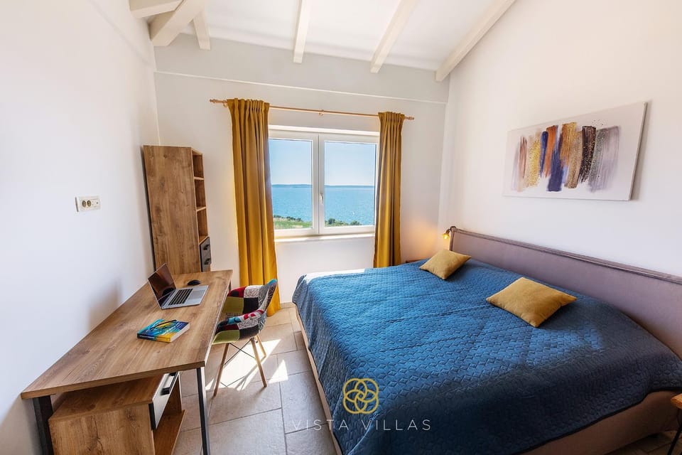 Photo of the whole room, Sea view