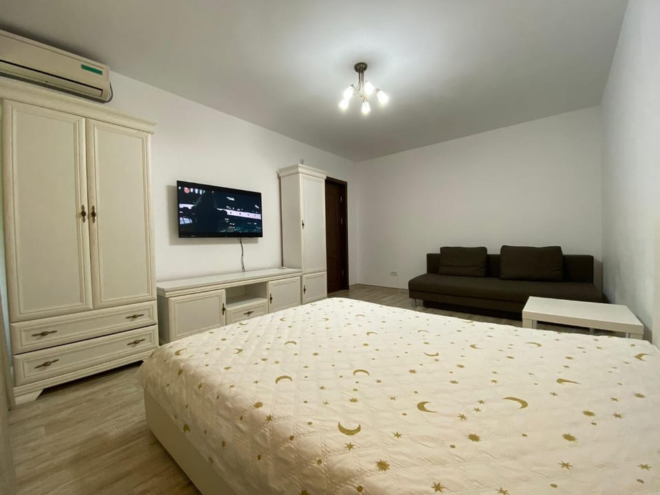 Bed, TV and multimedia, Photo of the whole room, Bedroom
