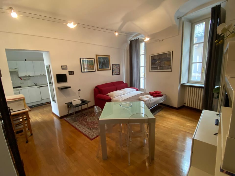 TV and multimedia, Seating area, Dining area