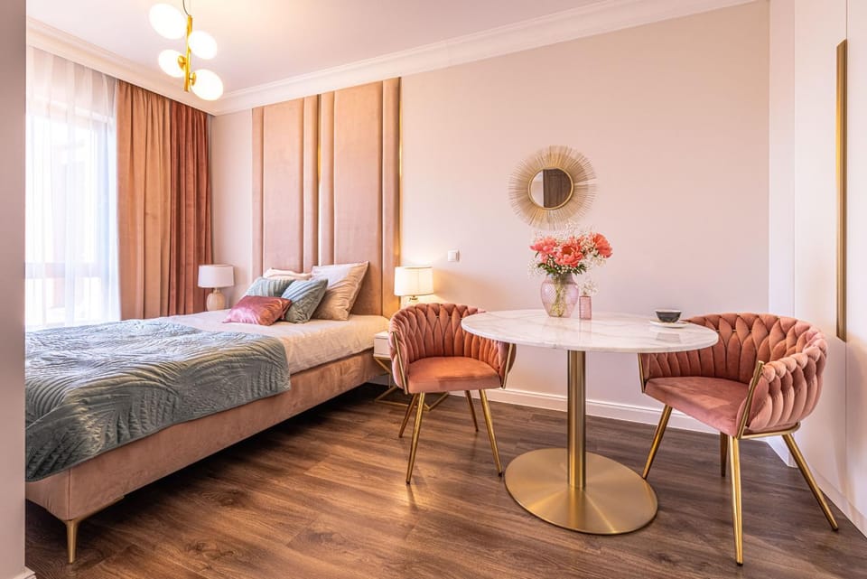 Bed, Photo of the whole room, Dining area