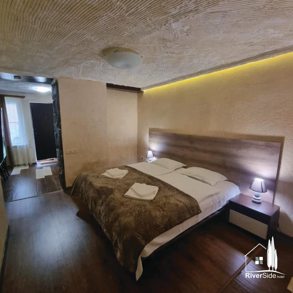 Bed, Photo of the whole room, Bedroom, towels