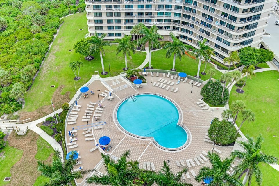 Beachfront Marco Island Condo w/ Pool Access! House in Marco Island