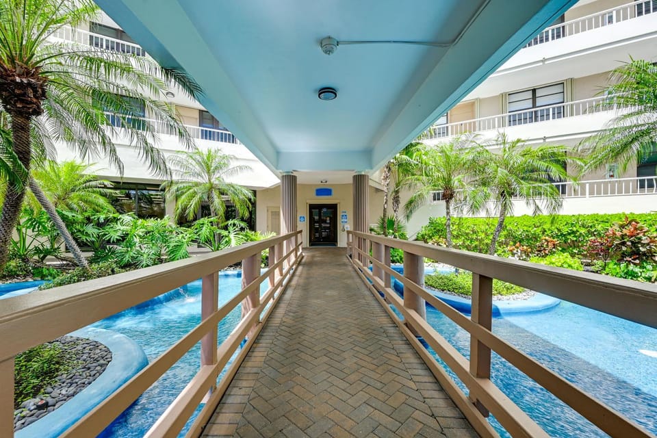 Beachfront Marco Island Condo w/ Pool Access! House in Marco Island