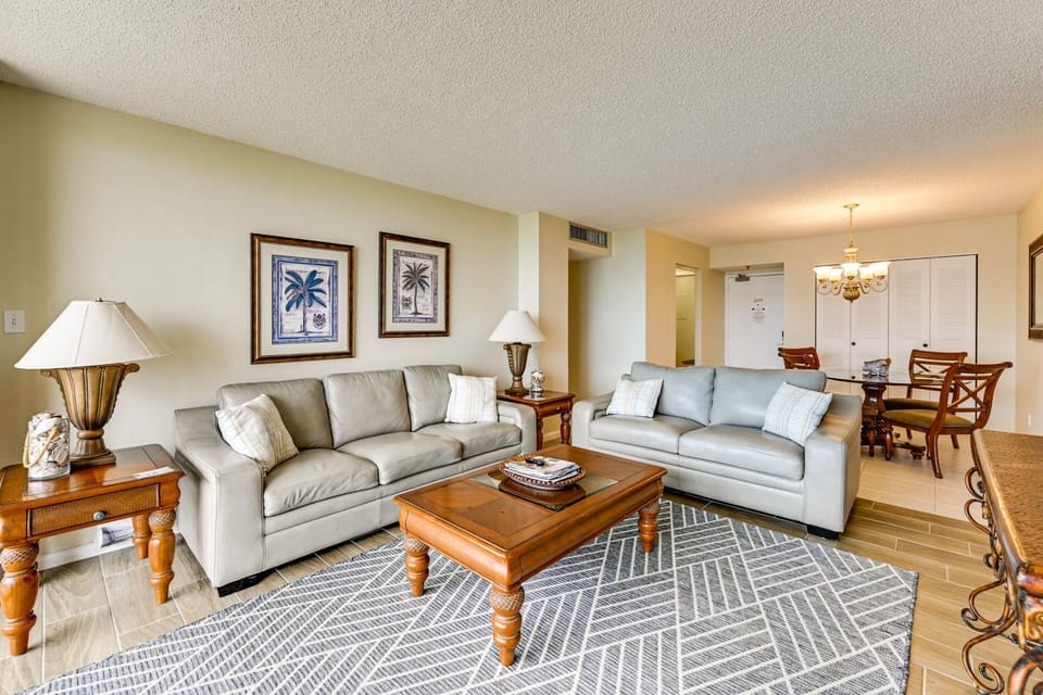 Beachfront Marco Island Condo w/ Pool Access! House in Marco Island