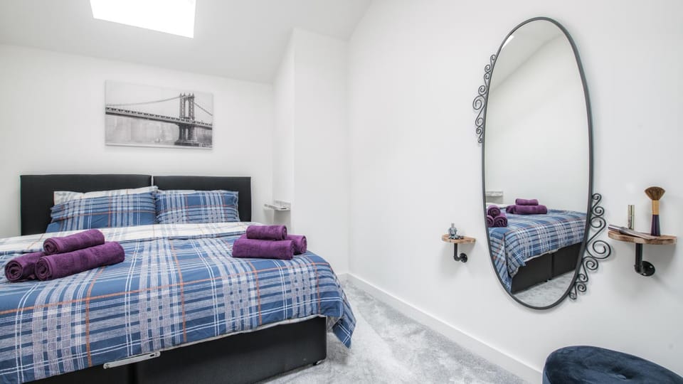 Bed, Other, Photo of the whole room, Decorative detail, Bedroom, towels