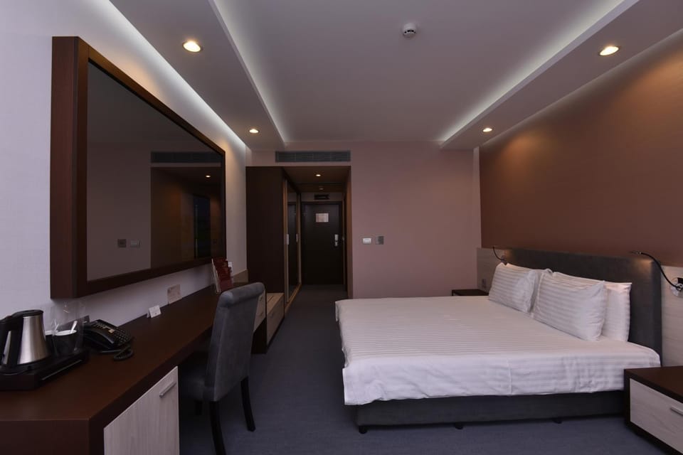 Communal lounge/ TV room, Bed, TV and multimedia, Photo of the whole room, Bedroom