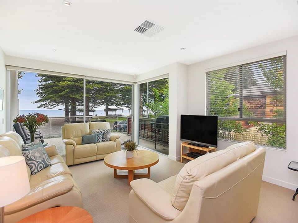 Patio, Spring, Day, View (from property/room), Balcony/Terrace, Living room, Seating area, Dining area, Sea view, Parking