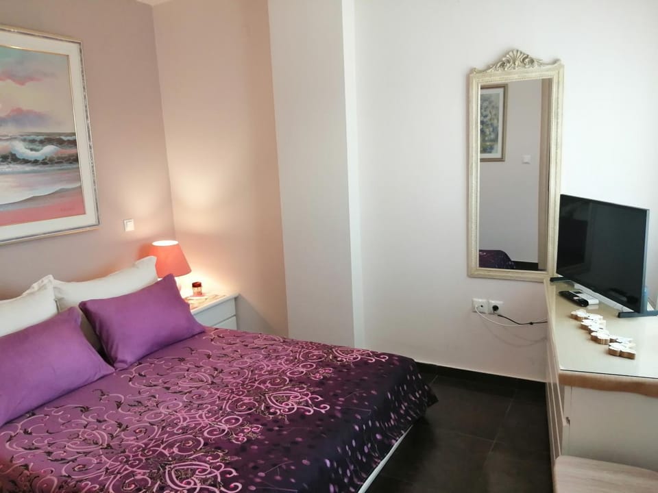 Bed, TV and multimedia, Photo of the whole room, Bedroom, hair dresser