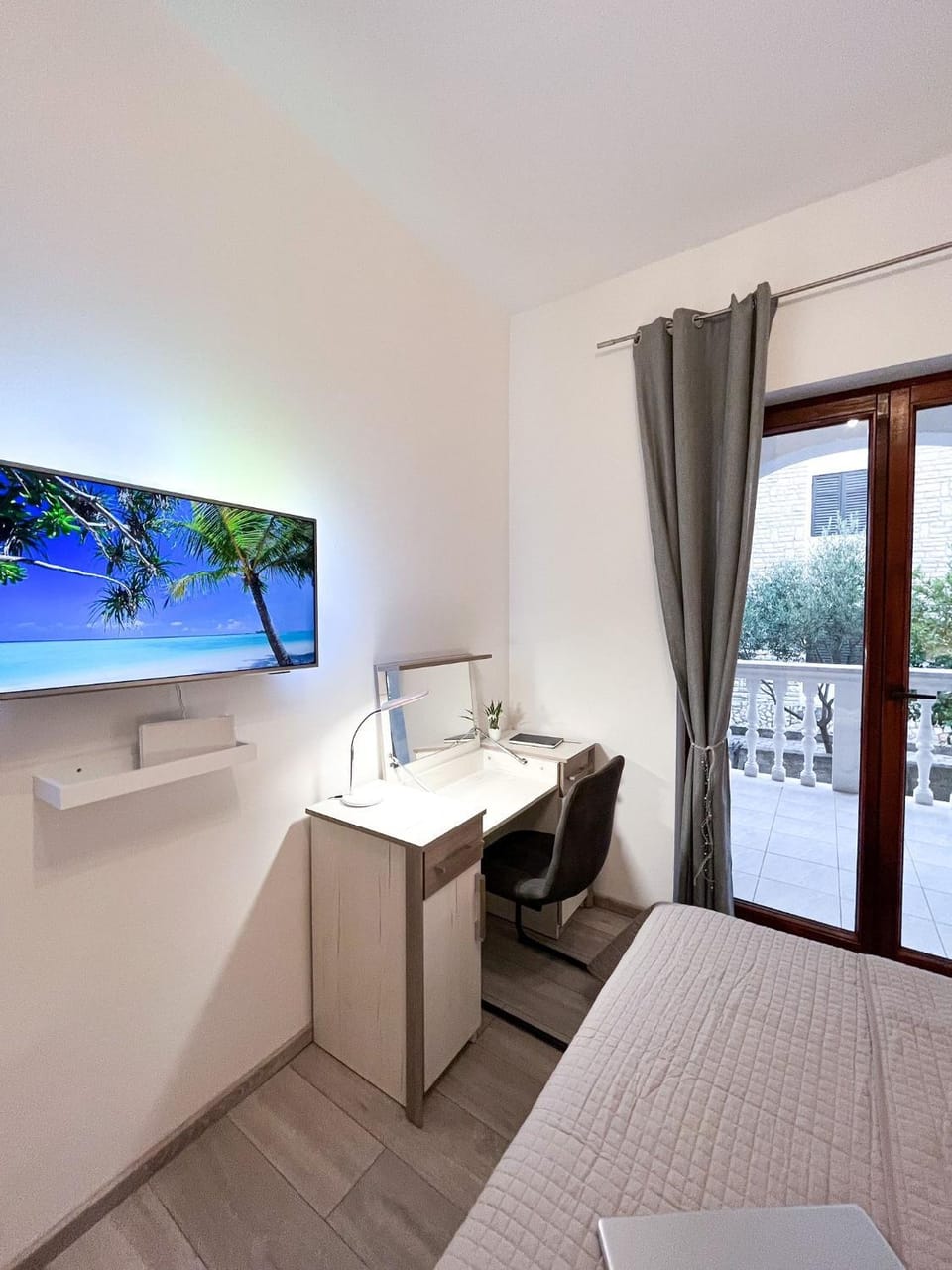 Bed, TV and multimedia, Balcony/Terrace, Seating area, Bedroom