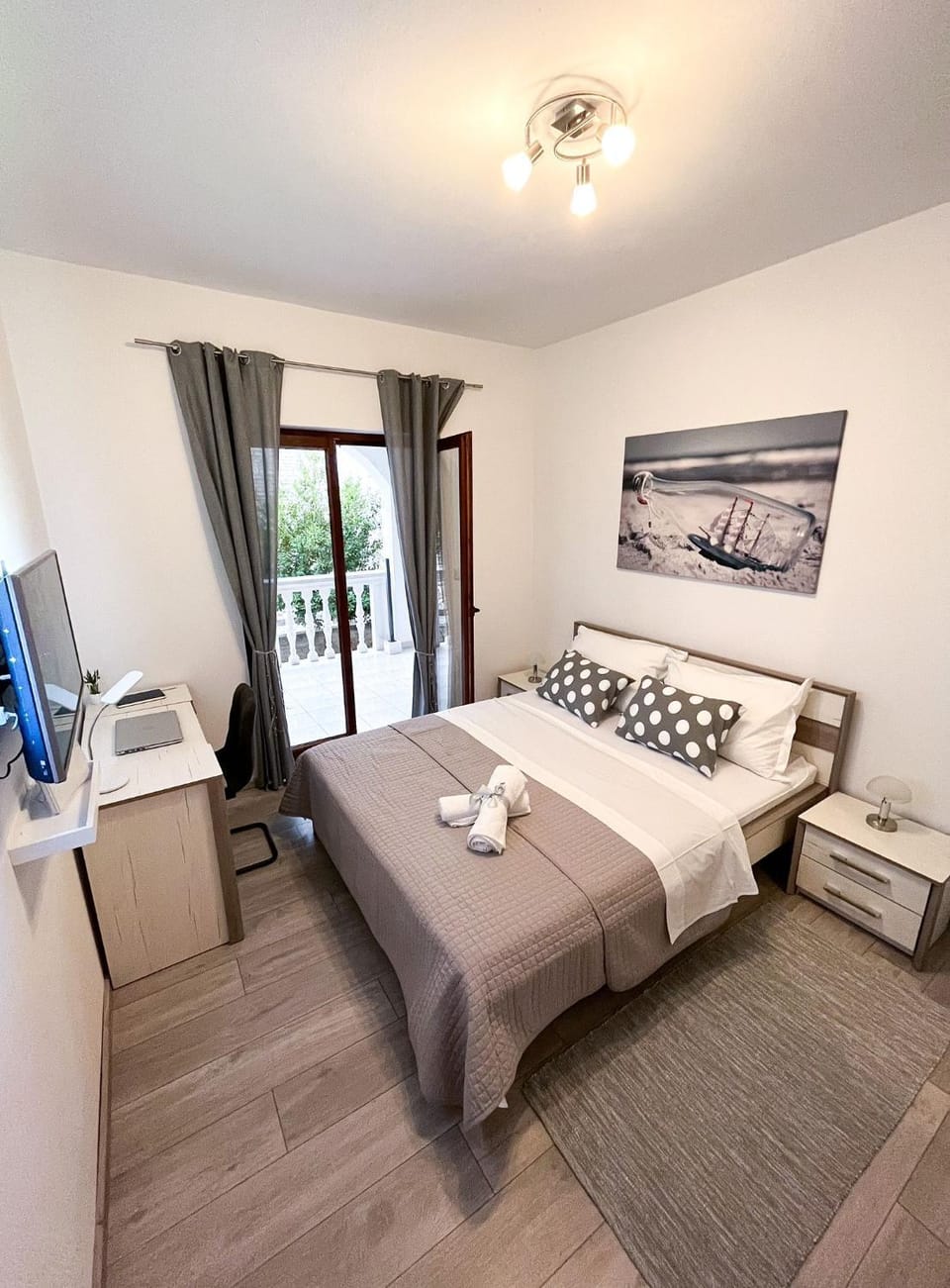 Bed, TV and multimedia, Balcony/Terrace, Seating area, Bedroom