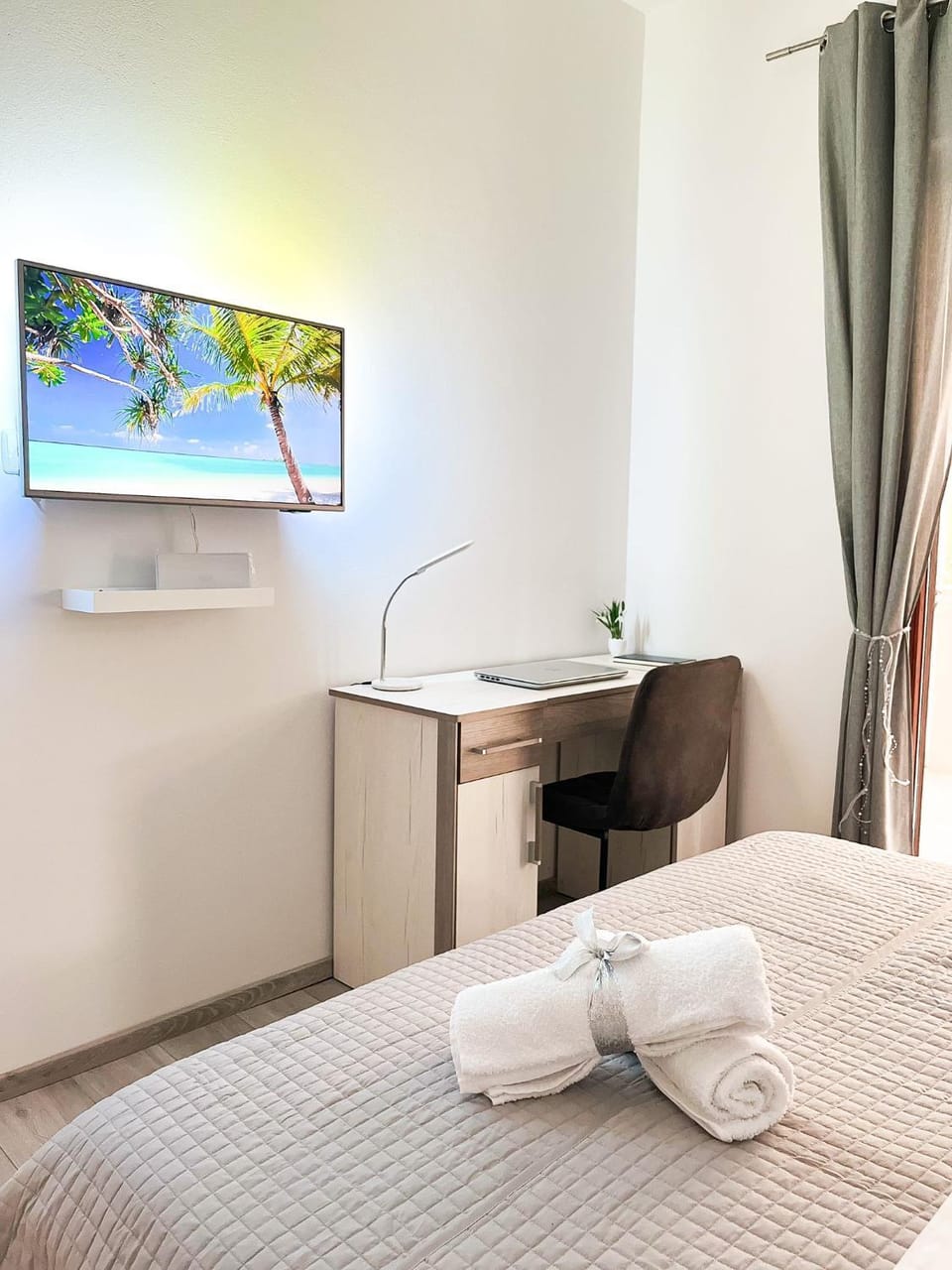 Bed, TV and multimedia, Seating area, Bedroom