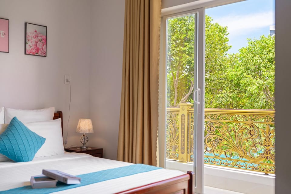 Bed, View (from property/room), Balcony/Terrace