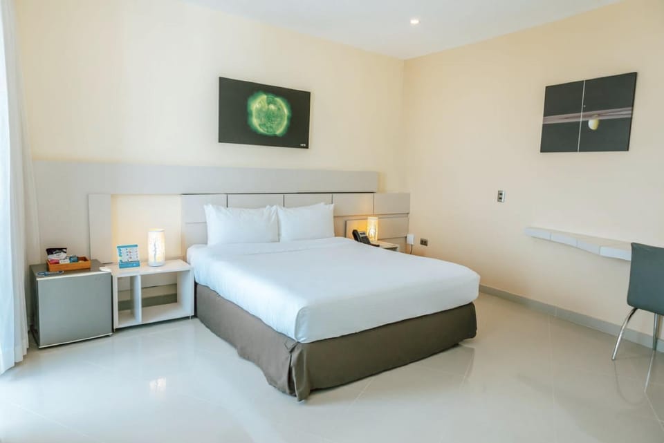 Bed, Photo of the whole room, Bedroom, minibar