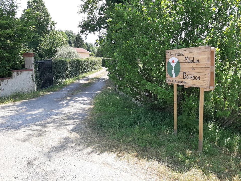 Gîte à la campagne avec piscine Apartment in Auvergne-Rhône-Alpes