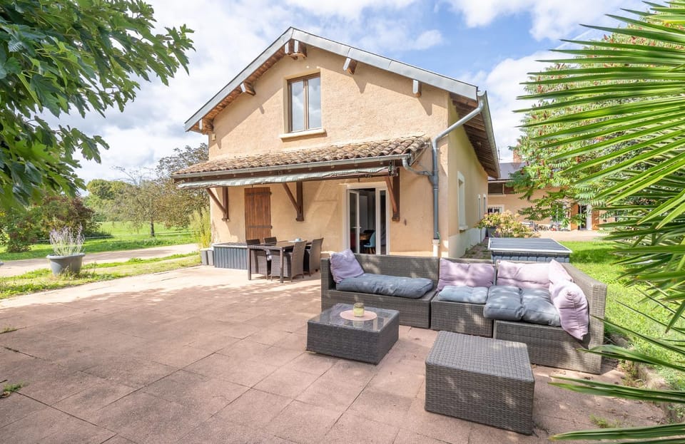 Gîte à la campagne avec piscine Apartment in Auvergne-Rhône-Alpes