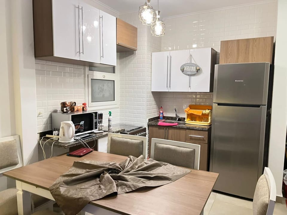 Kitchen or kitchenette, Food and drinks, Dining area, minibar, oven