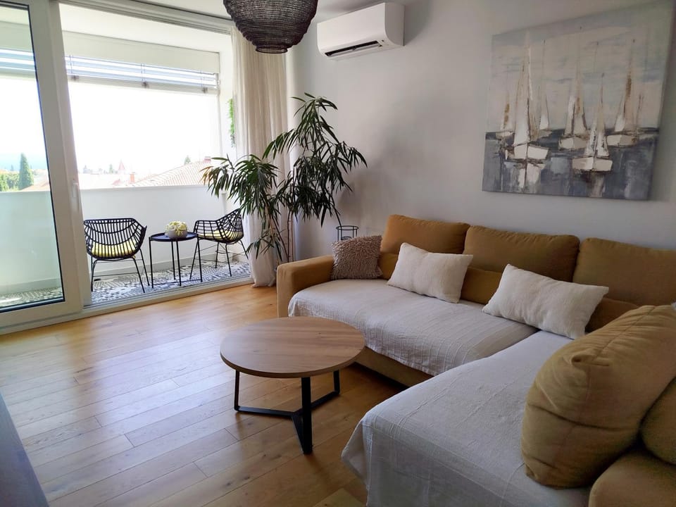 TV and multimedia, Living room, Seating area, air conditioner