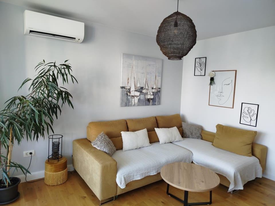 TV and multimedia, Living room, Seating area, air conditioner
