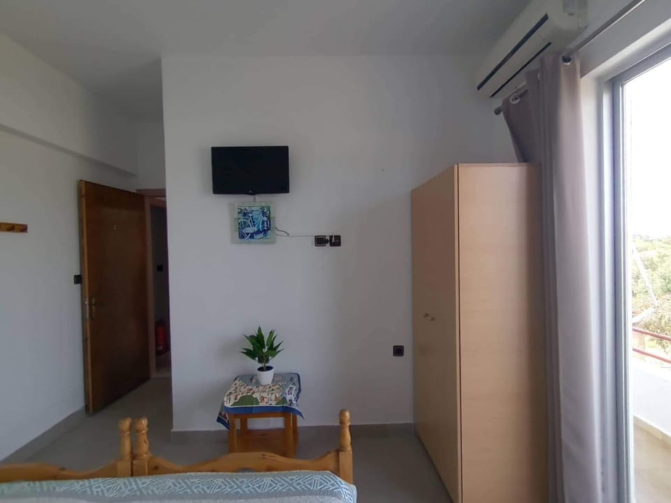 TV and multimedia, Photo of the whole room, air conditioner
