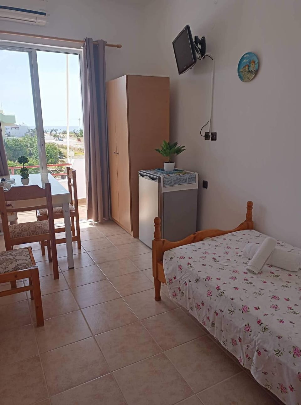 Bed, TV and multimedia, Photo of the whole room, Dining area, Bedroom