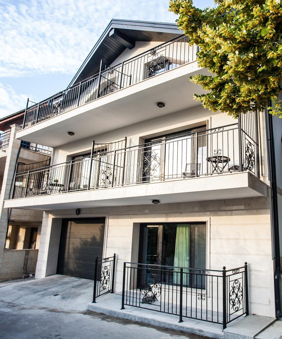 Facade/entrance, Balcony/Terrace
