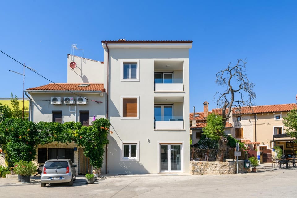 Property building, Restaurant/places to eat, Facade/entrance, Parking