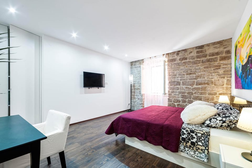 Bed, TV and multimedia, Bedroom