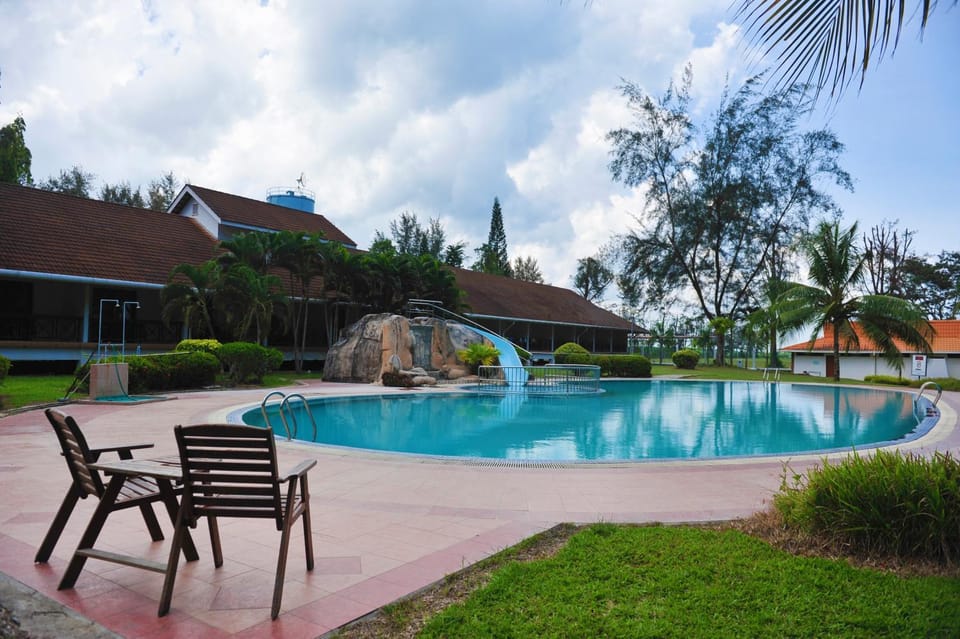 Property building, Day, Garden, Garden view, Pool view, Swimming pool