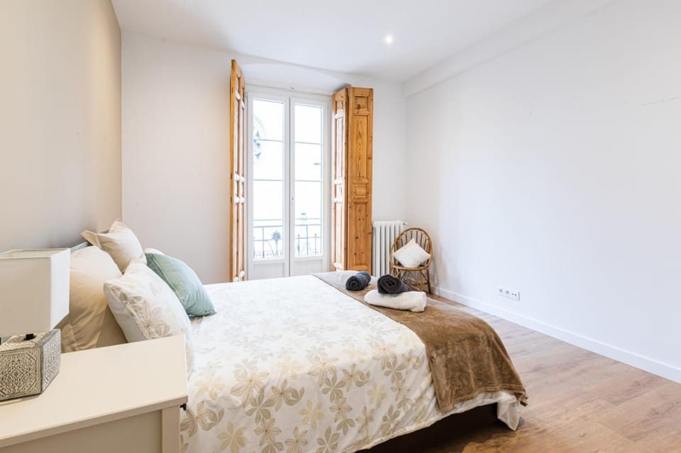 Bed, Photo of the whole room, Bedroom