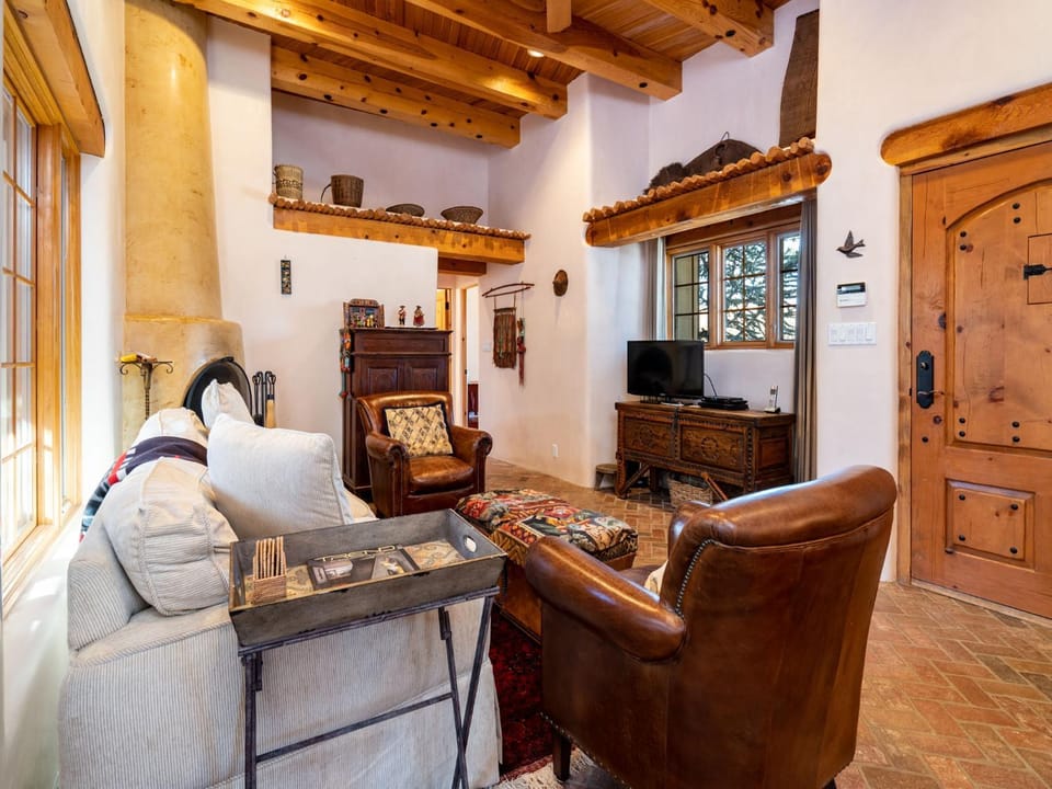 TV and multimedia, Living room, Seating area, fireplace, furniture