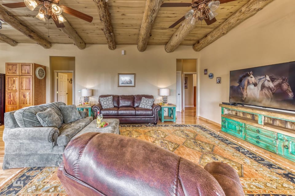 TV and multimedia, Living room, Seating area, furniture