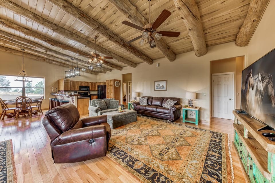 Kitchen or kitchenette, Living room, Seating area, Dining area, furniture