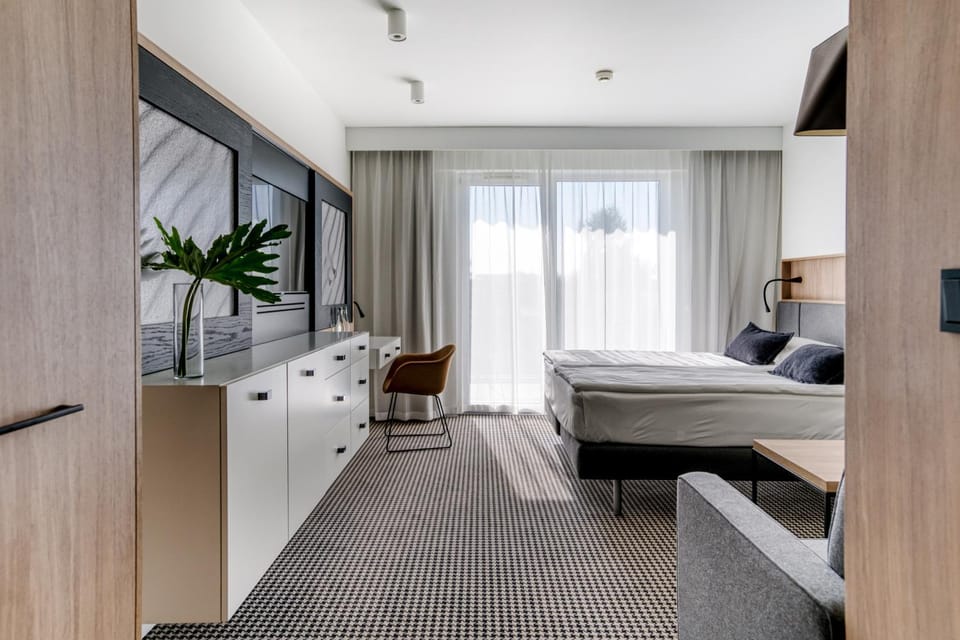 Bed, TV and multimedia, Photo of the whole room, Seating area, Bedroom, wardrobe