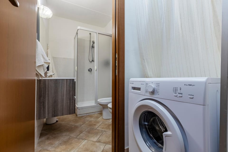 Shower, Toilet, Bathroom, towels, washing machine
