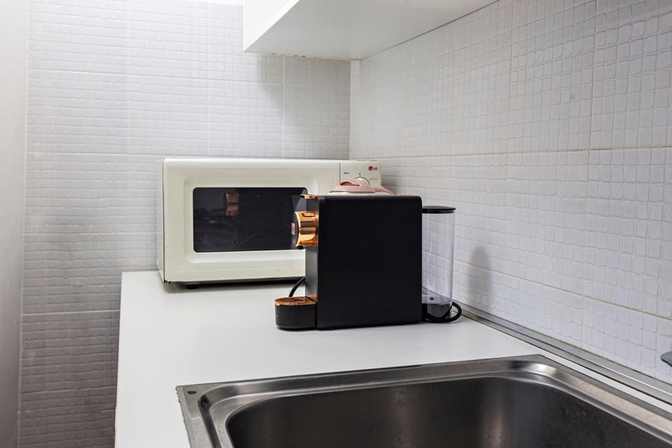 Kitchen or kitchenette, minibar, oven