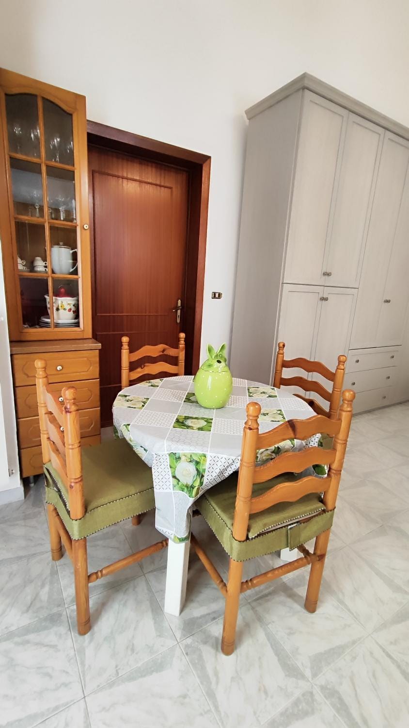 Kitchen or kitchenette, Seating area