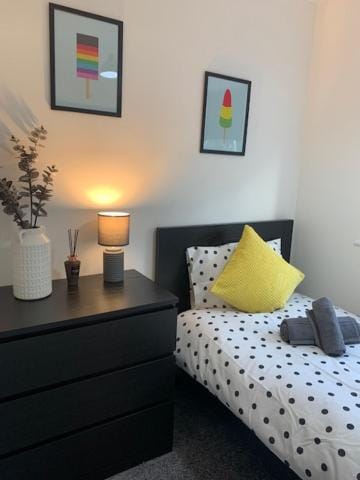 Spacious and central 4-bedroom house with parking Apartment in The Royal Town of Sutton Coldfield