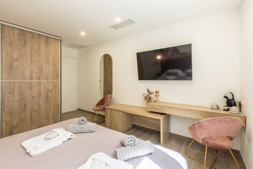 Bed, TV and multimedia, Bedroom