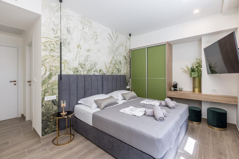 Bed, TV and multimedia, Decorative detail, Bedroom, wardrobe