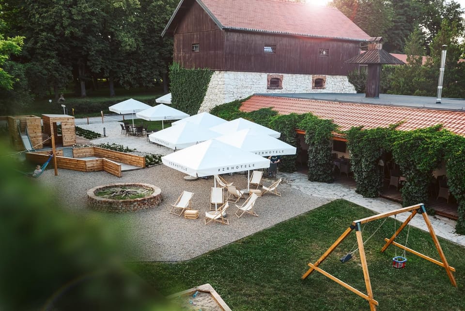 Property building, Patio, Restaurant/places to eat, Garden