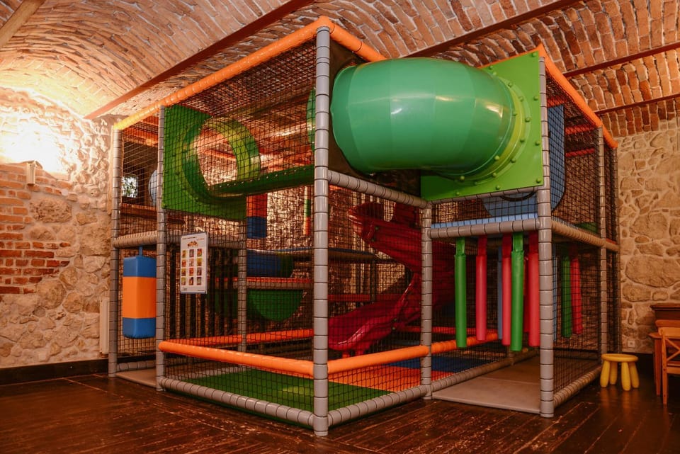 Restaurant/places to eat, Children play ground, Kids's club