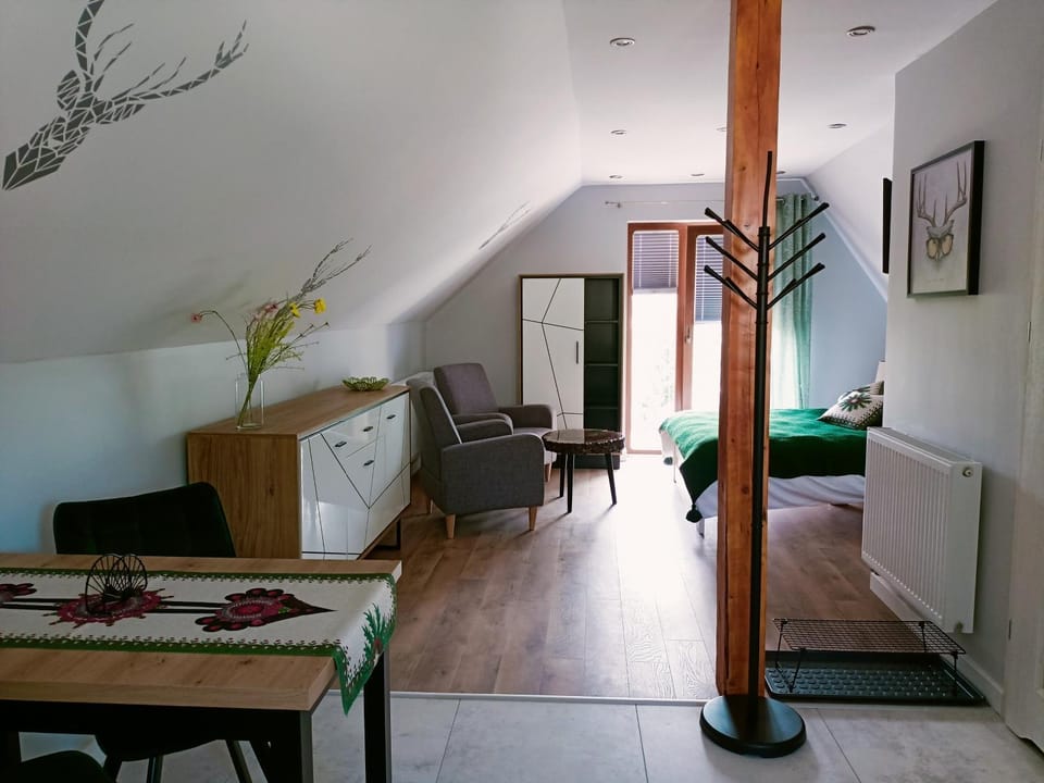 Photo of the whole room, Seating area