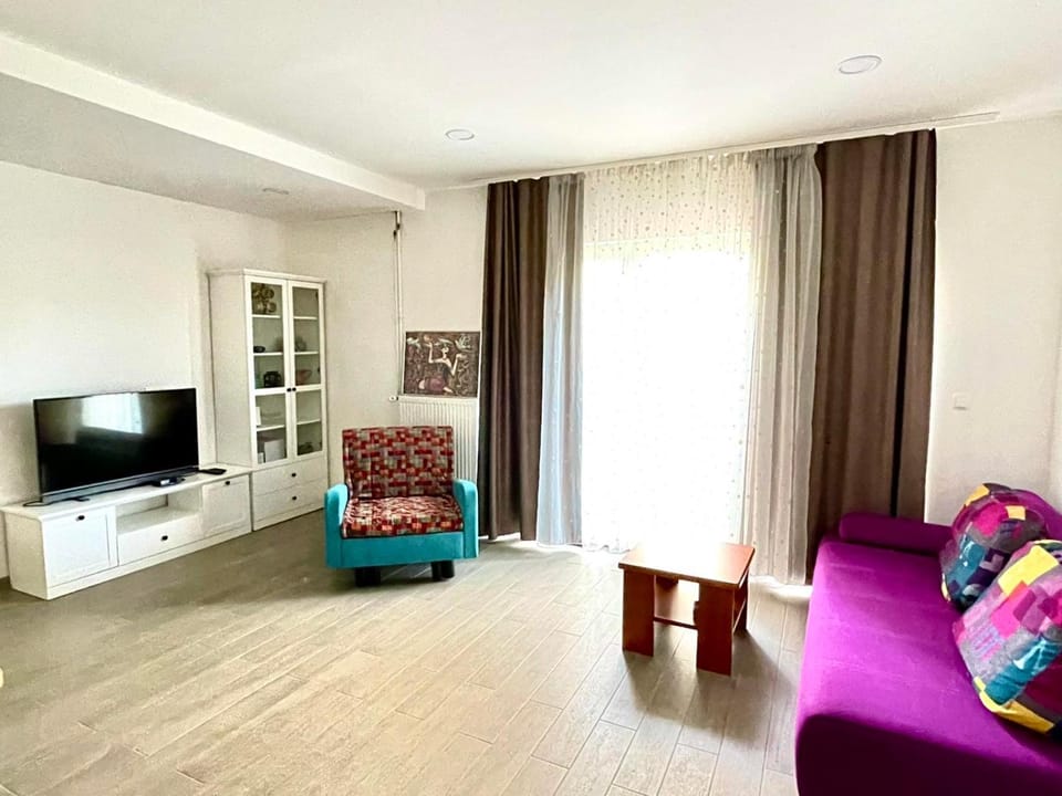 TV and multimedia, Living room, Photo of the whole room, Seating area