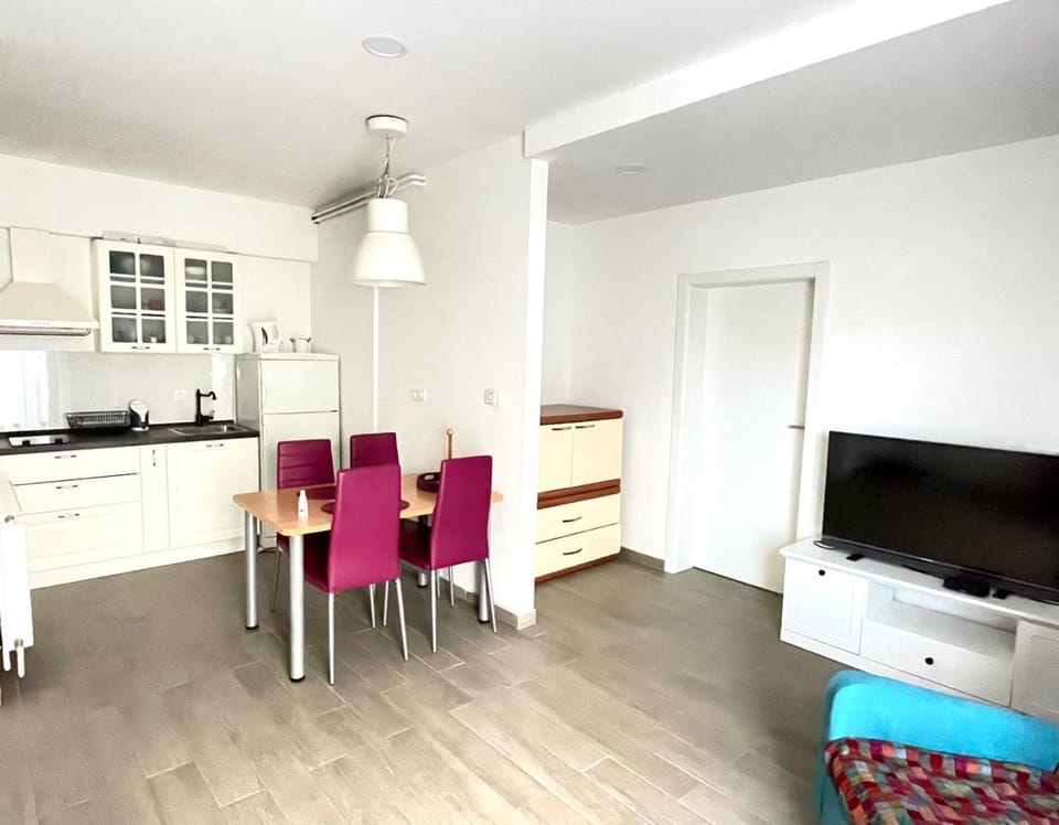 TV and multimedia, Kitchen or kitchenette, Living room, Dining area