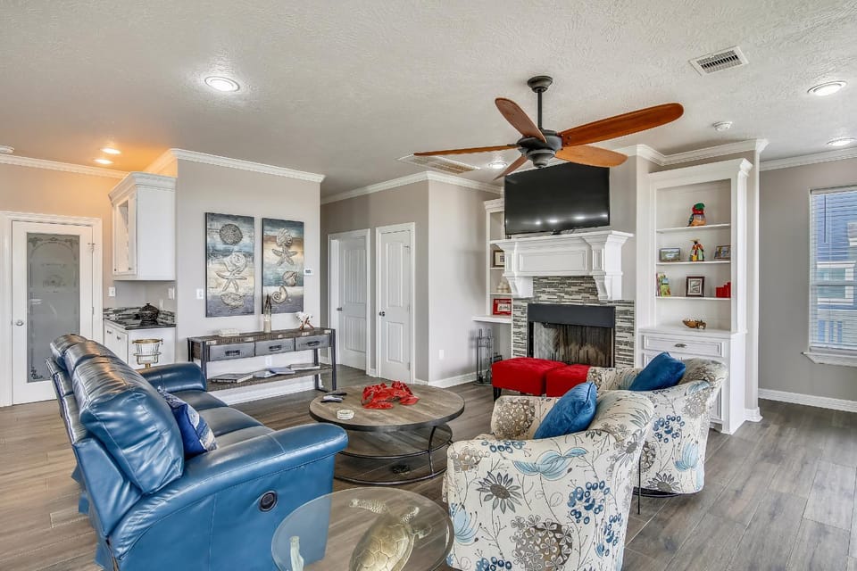 TV and multimedia, Kitchen or kitchenette, Living room, Seating area, fireplace