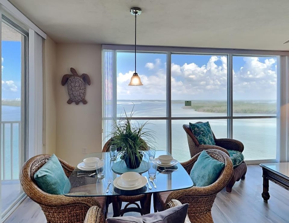 View (from property/room), Balcony/Terrace, Seating area, Dining area, Sea view, furniture